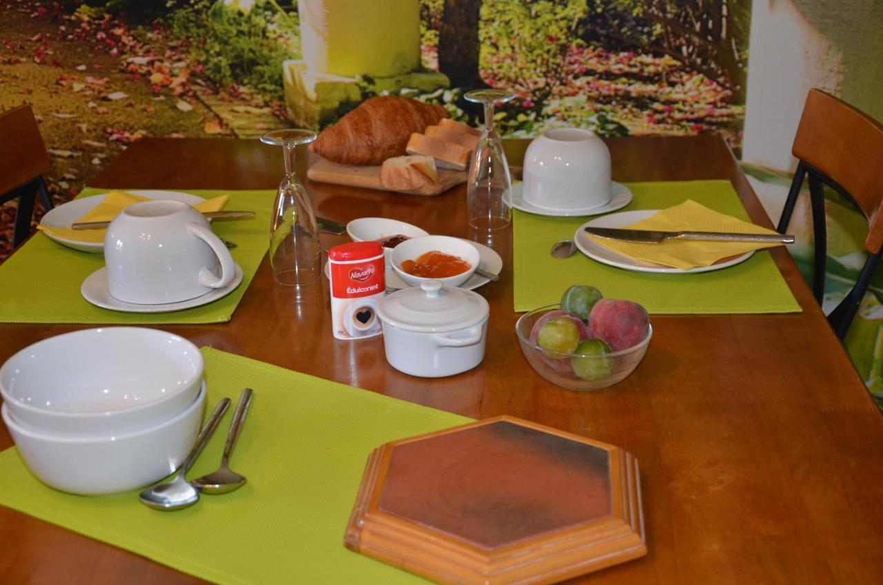 Chez Madeleine Bed & Breakfast Saint-Colomb-de-Lauzun Bagian luar foto