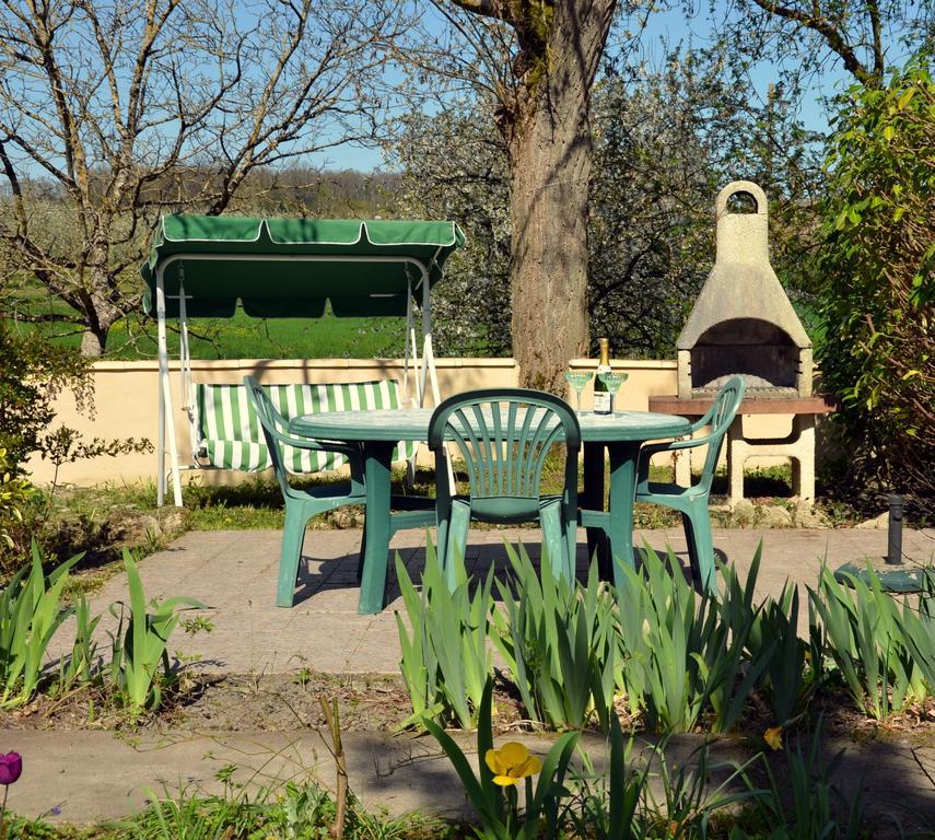 Chez Madeleine Bed & Breakfast Saint-Colomb-de-Lauzun Bagian luar foto