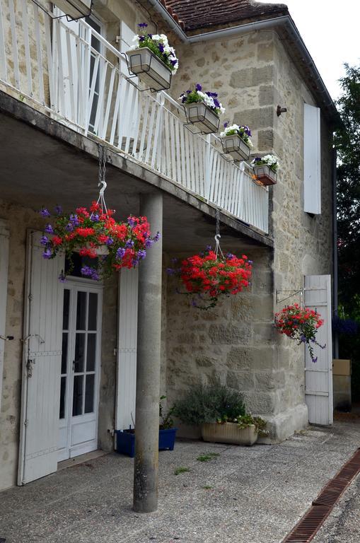 Chez Madeleine Bed & Breakfast Saint-Colomb-de-Lauzun Bagian luar foto