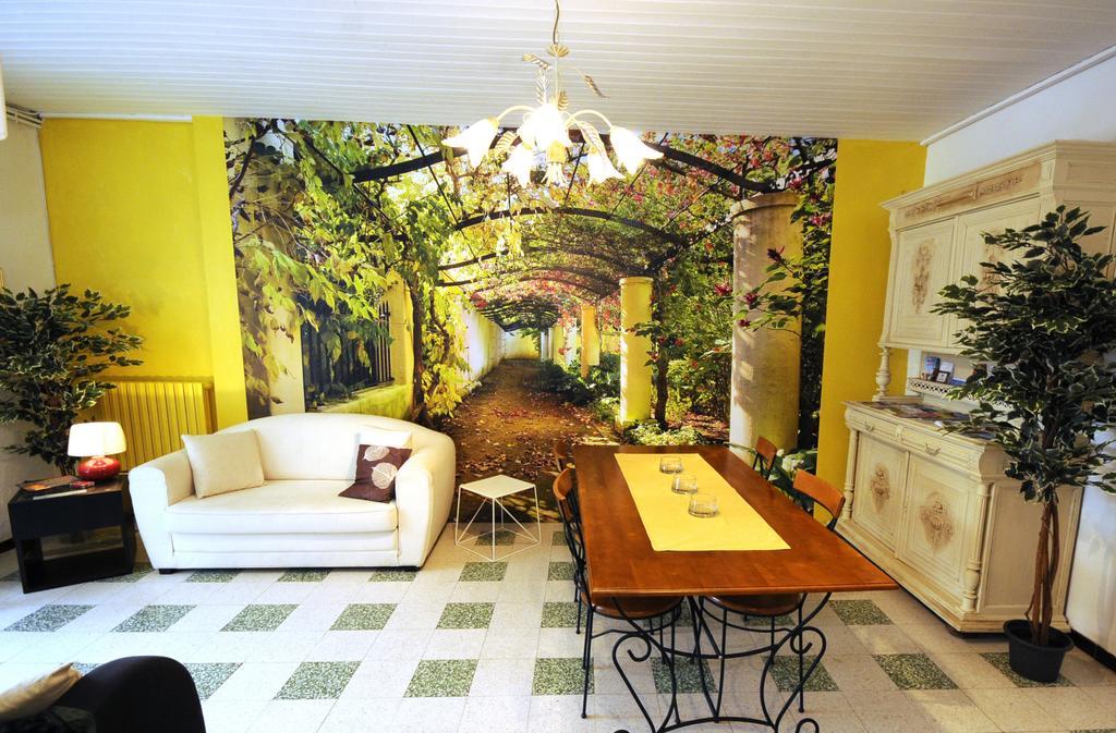 Chez Madeleine Bed & Breakfast Saint-Colomb-de-Lauzun Bagian luar foto