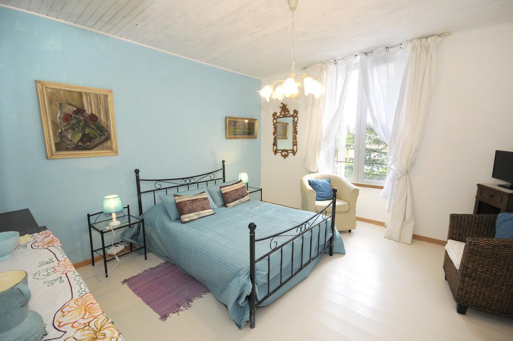 Chez Madeleine Bed & Breakfast Saint-Colomb-de-Lauzun Ruang foto